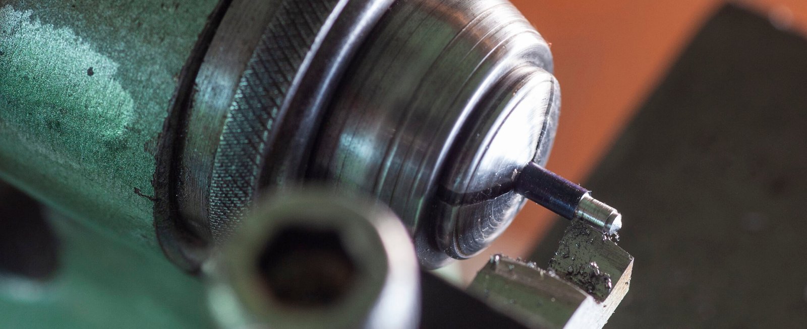 Metalworking lathe machining a cylindrical piece